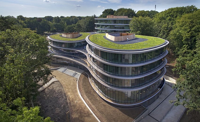 Driebergen (the Netherlands) : The headquarters of Triodos Bank was crowned the "best wooden building" in the Netherlands in 2021. The building exceeds in originality and maintains a positive relationship with its environment. Furthermore, it is flexible, it can be taken apart, and all materials used have been documented for possible future use. Design: RAU Architects © Bert Rietberg